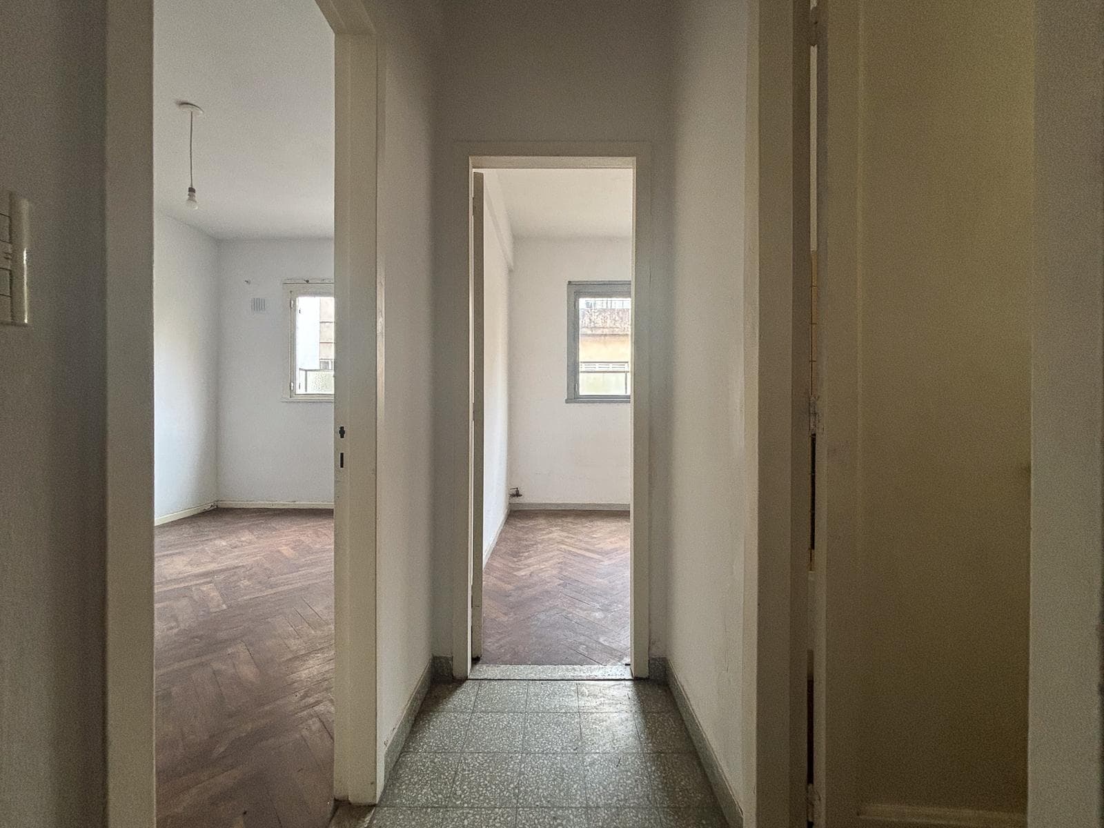 3-room, two-story house with a patio in Flores – Eligible for a mortgage – Needs renovation