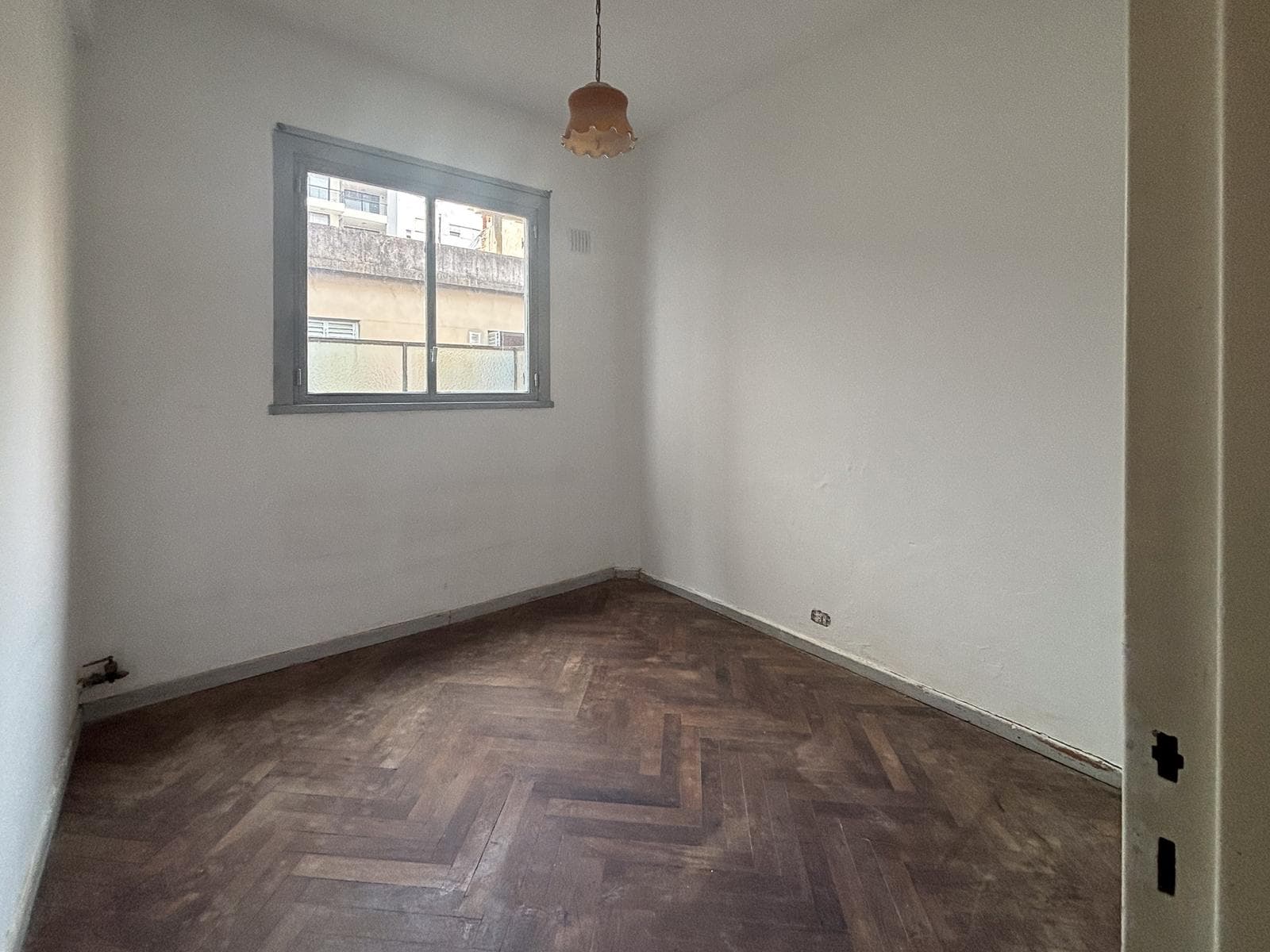 3-room, two-story house with a patio in Flores – Eligible for a mortgage – Needs renovation