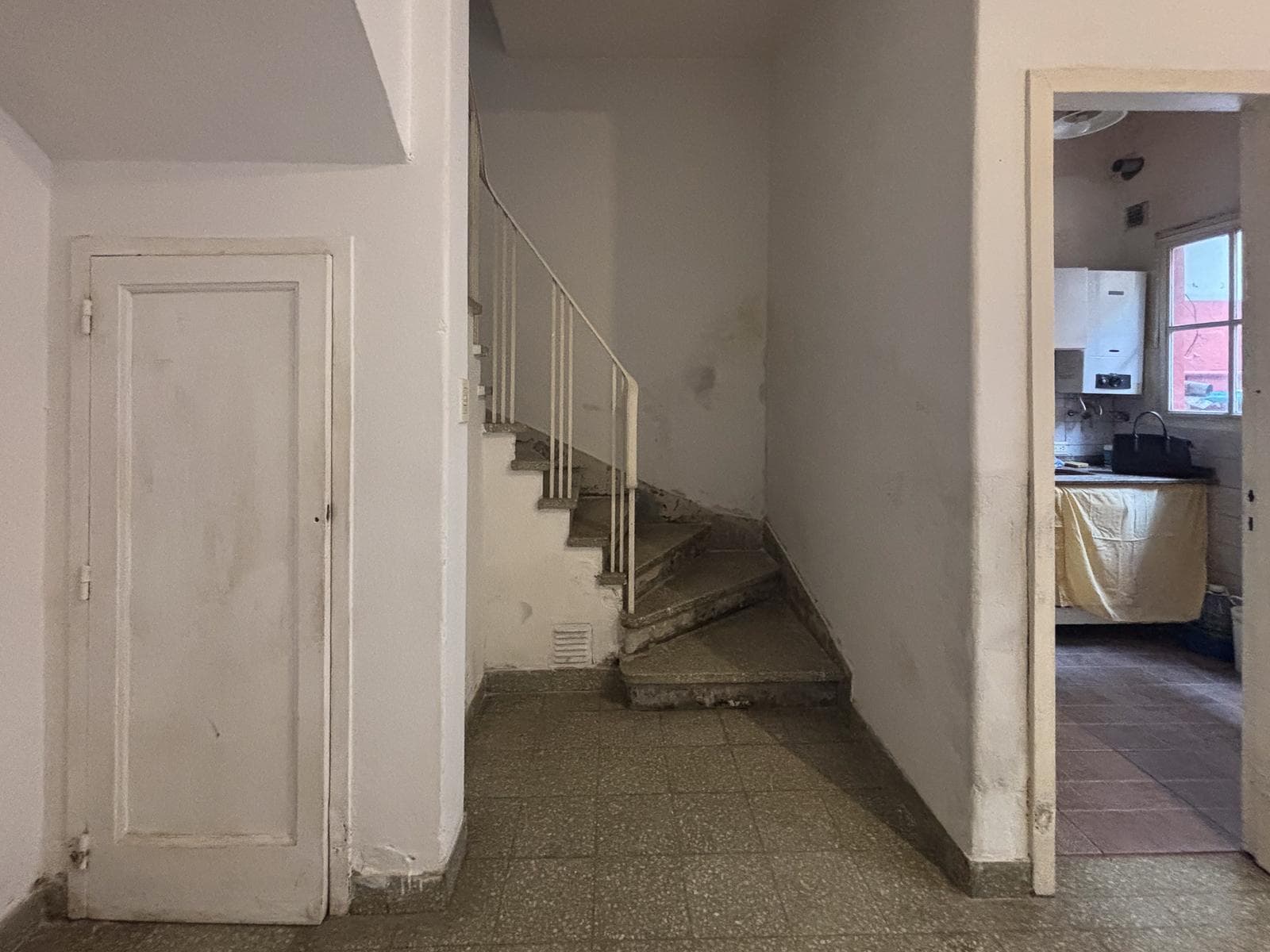 3-room, two-story house with a patio in Flores – Eligible for a mortgage – Needs renovation