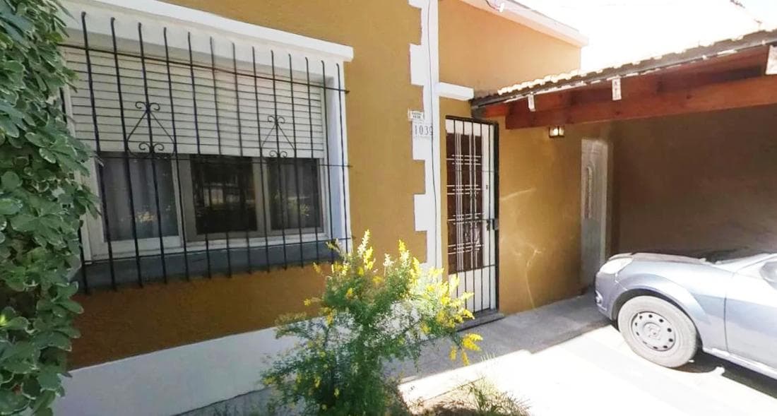 Casa Las Lomitas, large lot, Lomas de Zamora, multi-family home with 2 units, in good condition