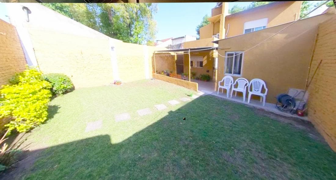 Casa Las Lomitas, large lot, Lomas de Zamora, multi-family home with 2 units, in good condition