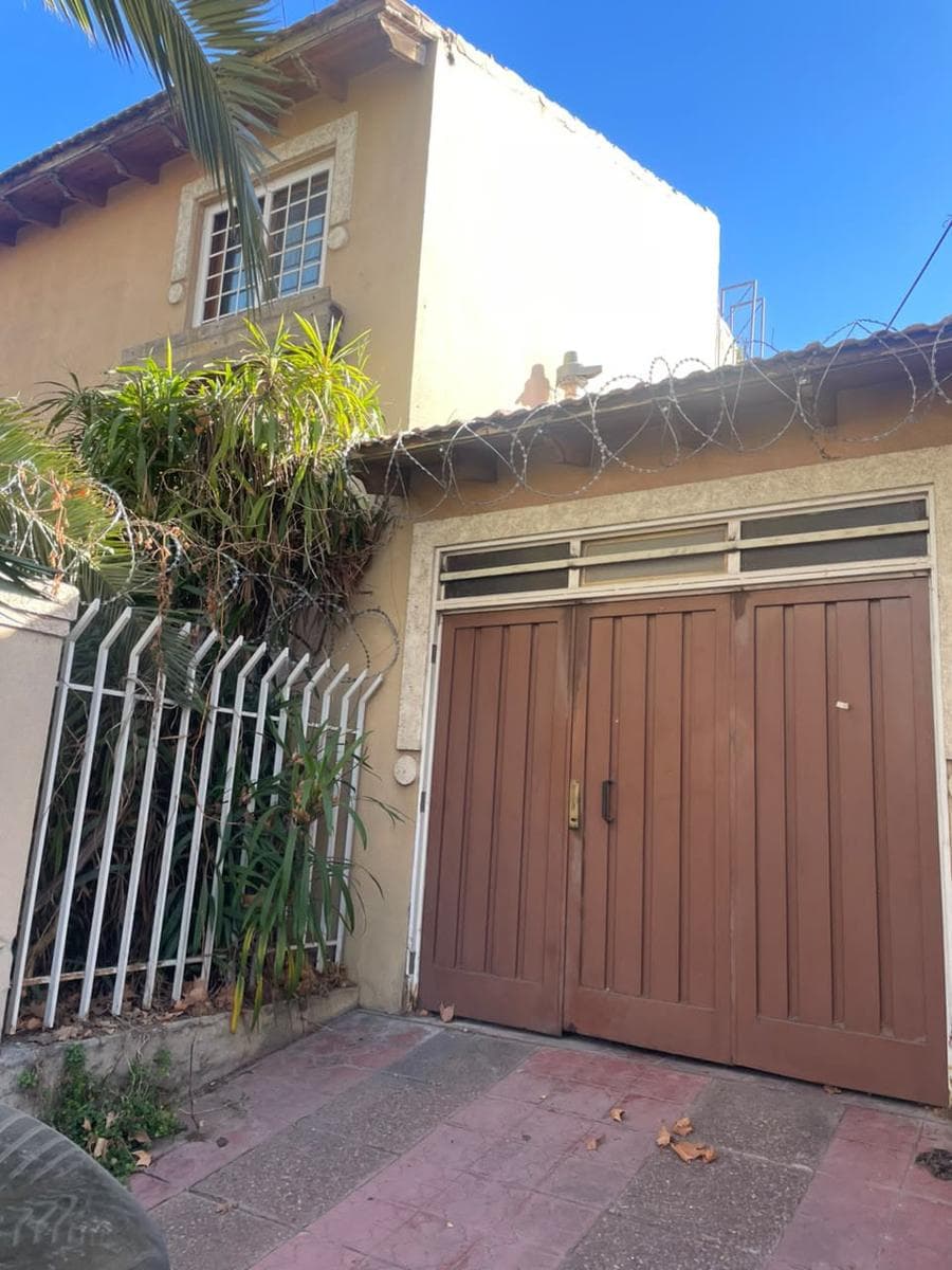 4-Bedroom House in Need of Renovation - Godoy Cruz