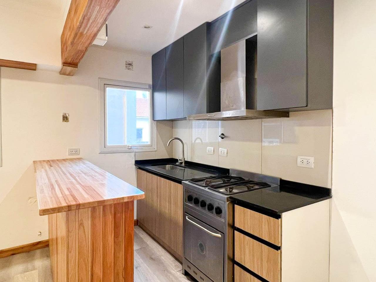 2-ROOM APARTMENT FACING THE BACK OF THE BUILDING, VERY BRIGHT