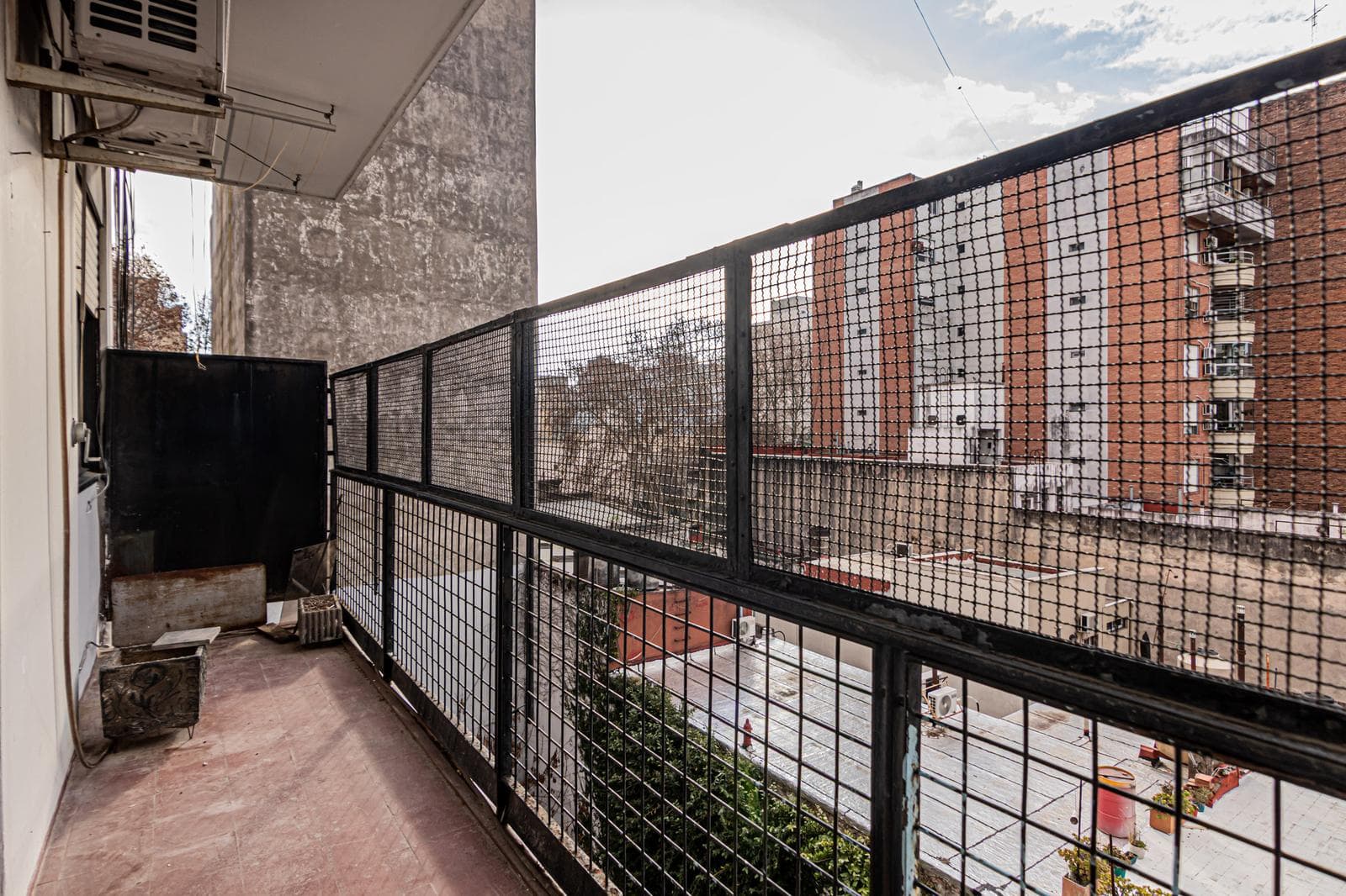 4 bedrooms or 3 plus an office - 2 bathrooms - Lots of sunlight!!