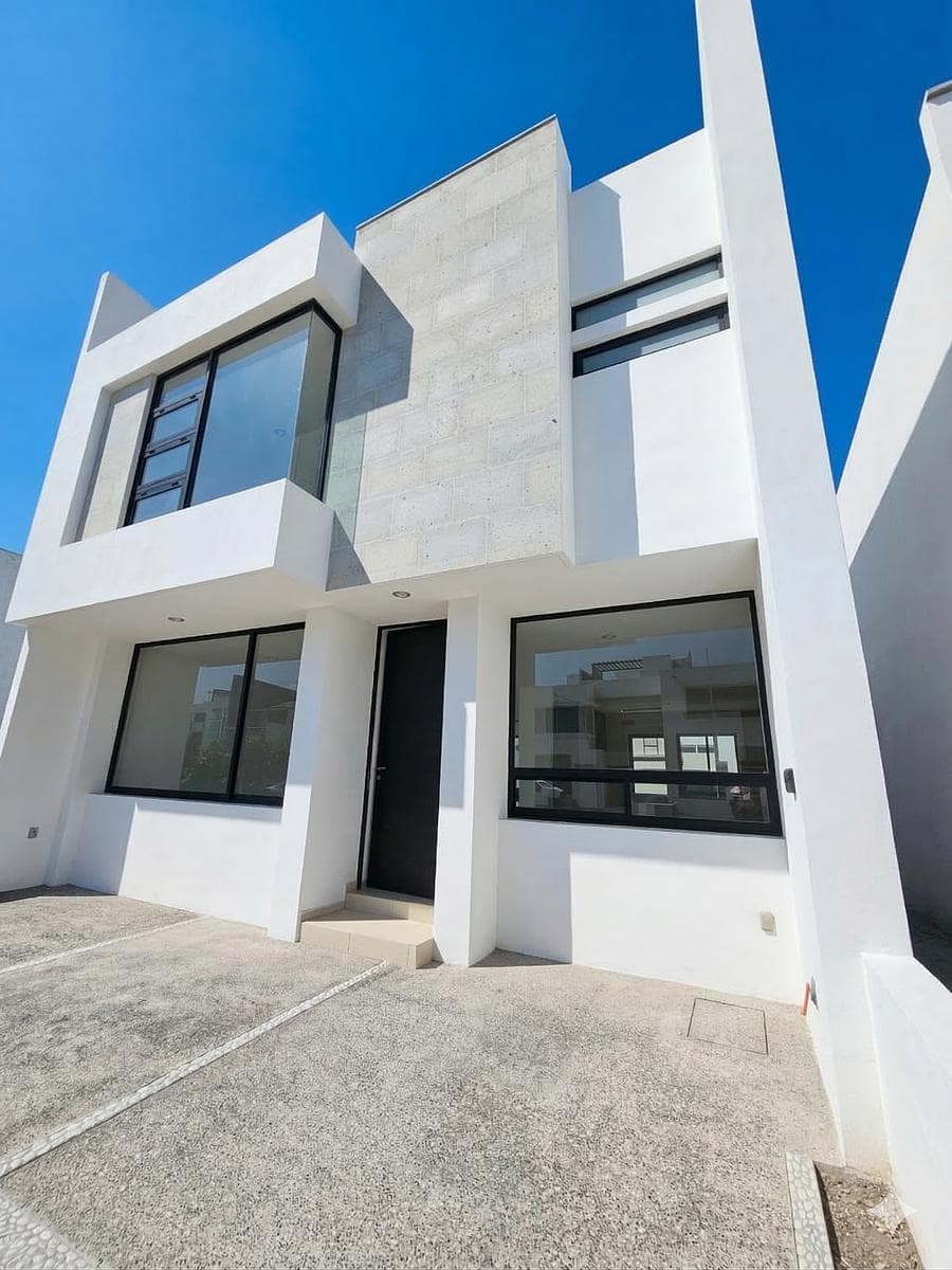 Modern Home in Mirador del Lago | 3 Levels + Studio | Great Resale Value