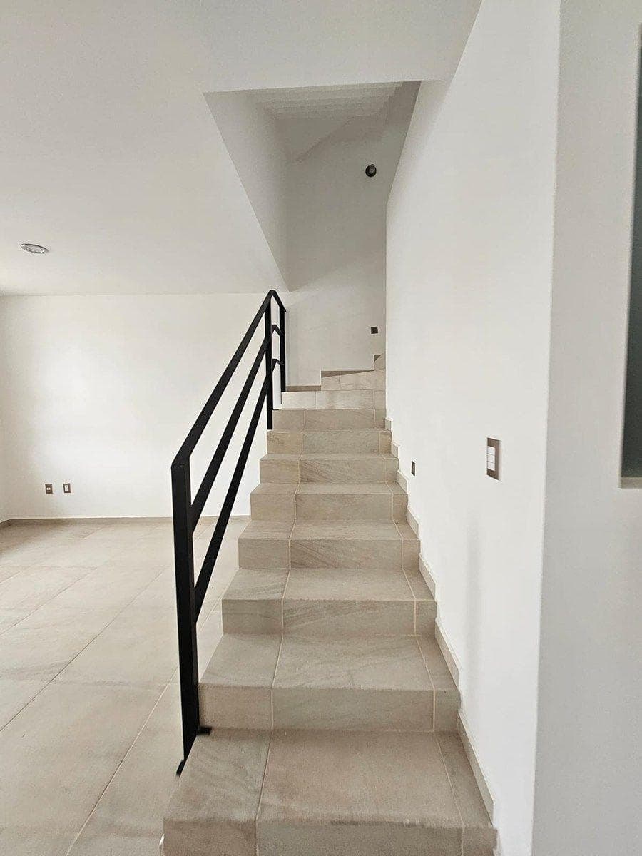 ???? Immaculate and Move-In Ready: 193 m² of Comfort Across 3 Levels | El Refugio ?