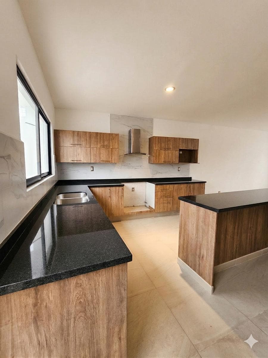 ???? Immaculate and Move-In Ready: 193 m² of Comfort Across 3 Levels | El Refugio ?