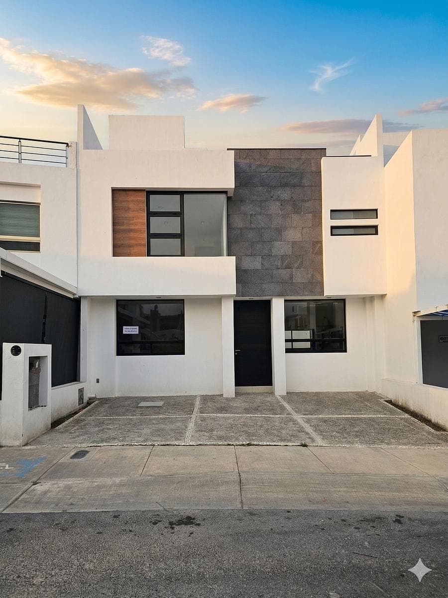 ???? Immaculate and Move-In Ready: 193 m² of Comfort Across 3 Levels | El Refugio ?