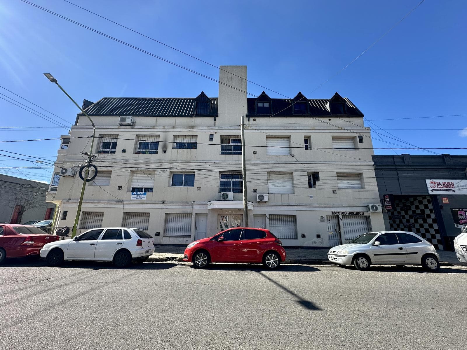 2-room apartment for sale. One block from Rocca Avenue. Right in the heart of Campana