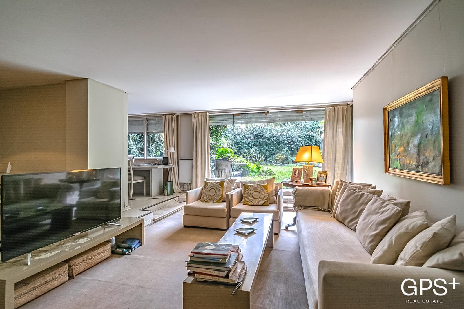 Bright, high-end apartment in an unbeatable location with a large garden—an oasis in Barrio Parque