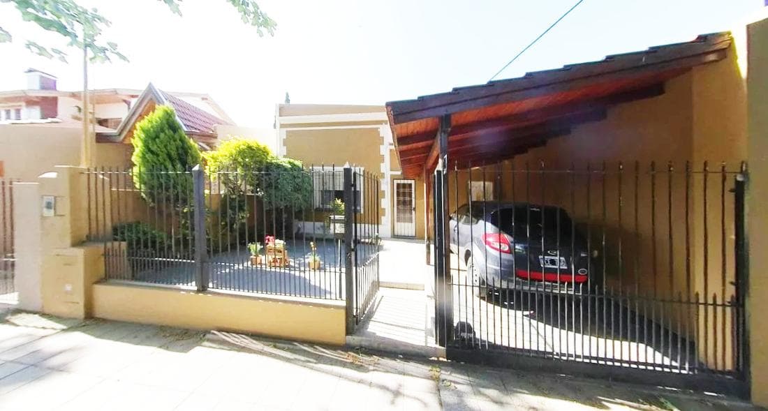 Casa Las Lomitas, large lot, Lomas de Zamora, multi-family home with 2 units, in good condition