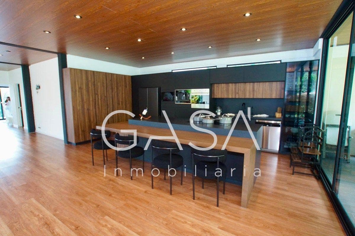 House for Sale in the Sayavedra Sheffield District