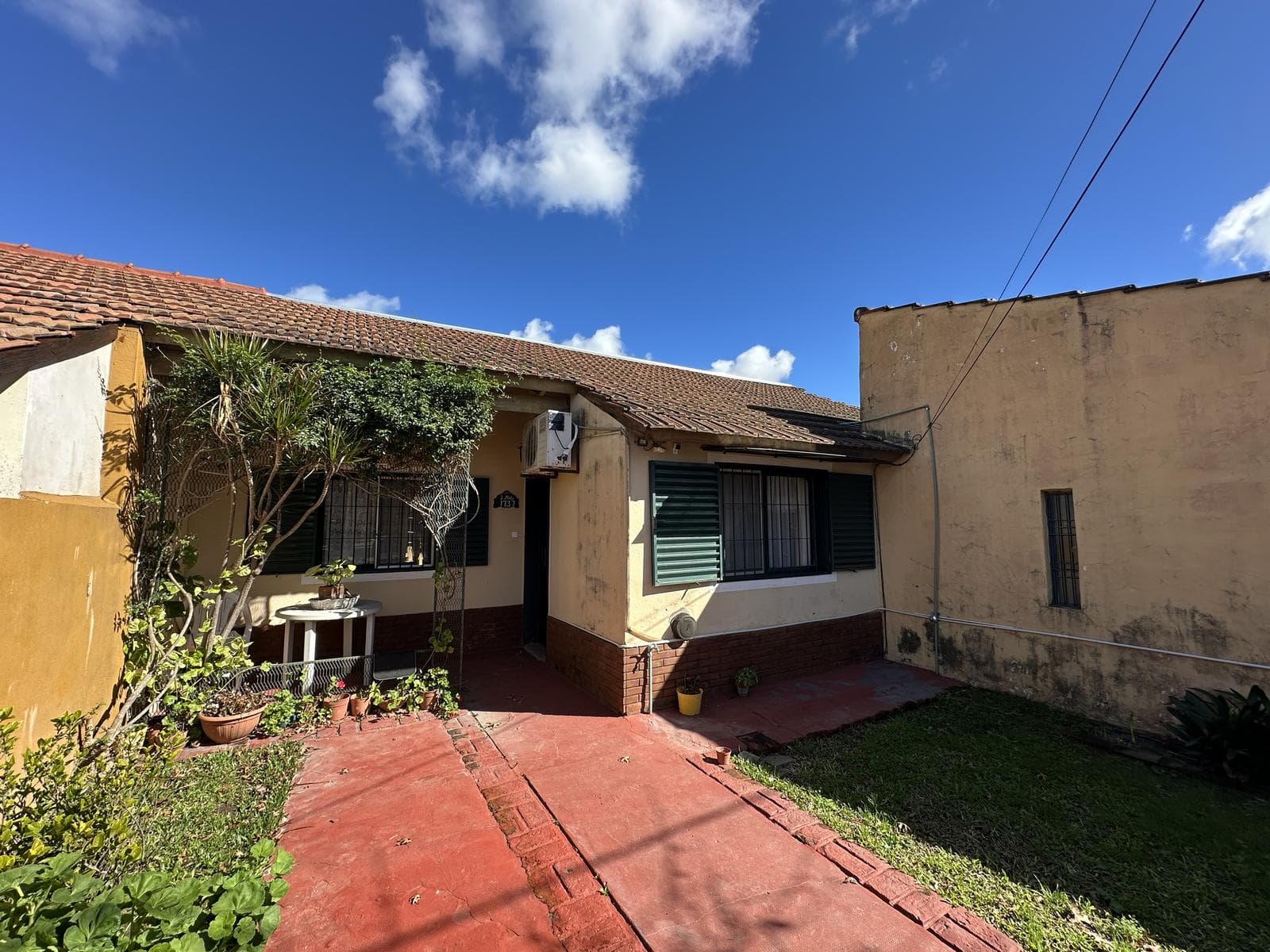 2-bedroom house for sale. Patio with outdoor kitchen and grill. Santa Florentina neighborhood, Campana
