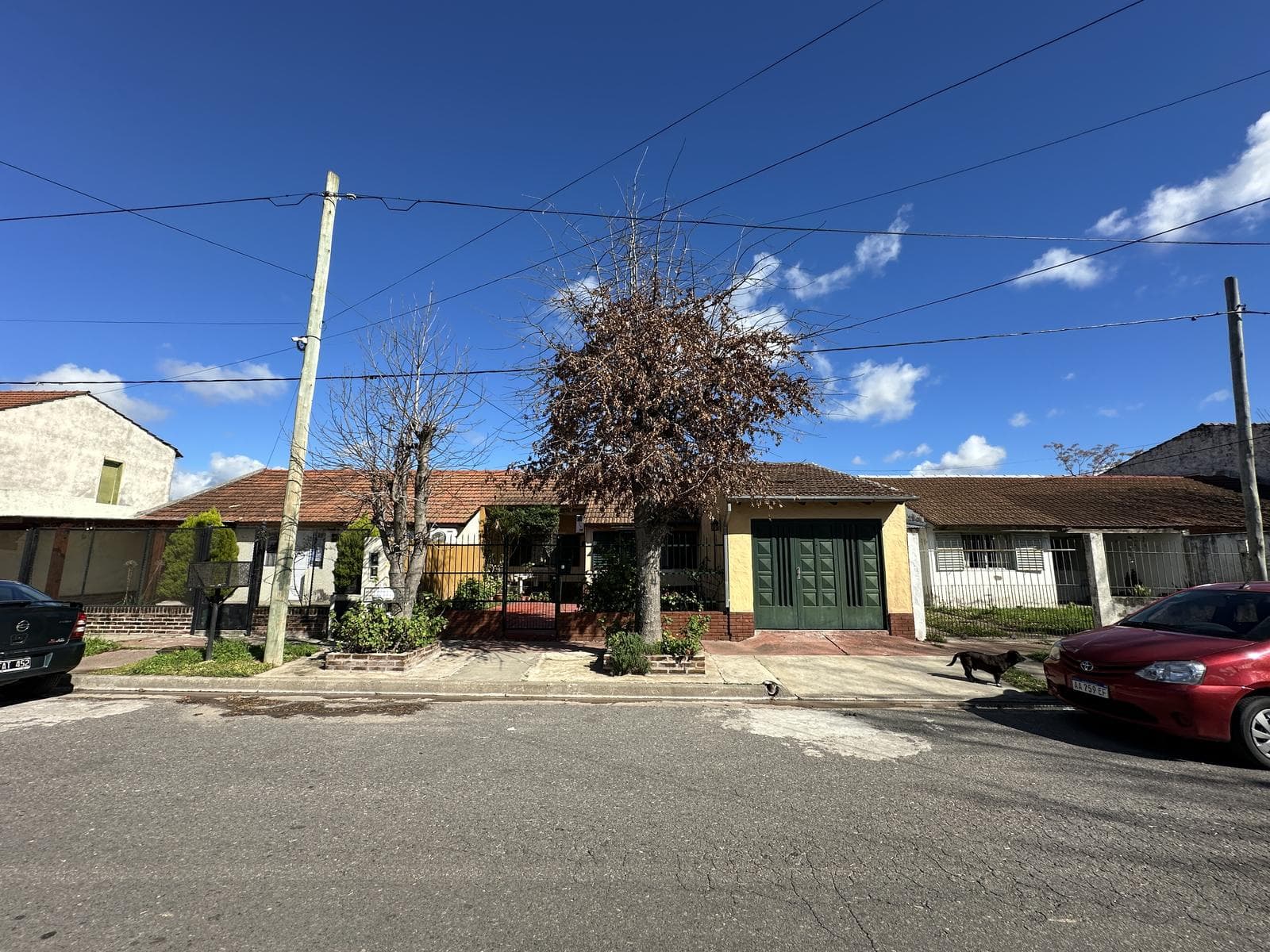 2-bedroom house for sale. Patio with outdoor kitchen and grill. Santa Florentina neighborhood, Campana