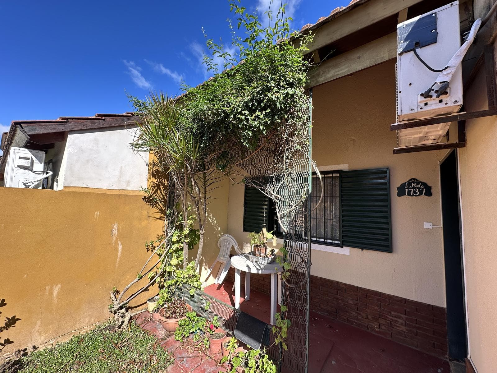 2-bedroom house for sale. Patio with outdoor kitchen and grill. Santa Florentina neighborhood, Campana