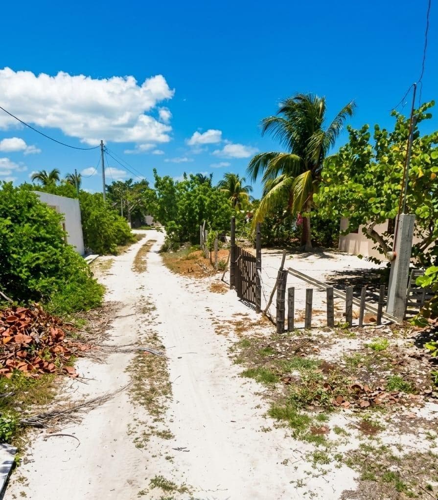 875 M2 LOT IN CHELEM FOR SALE, UTILITIES AT THE LOT'S EDGE, READY FOR IMMEDIATE OCCUPANCY, JUST 5 BLOCKS FROM THE BEACH