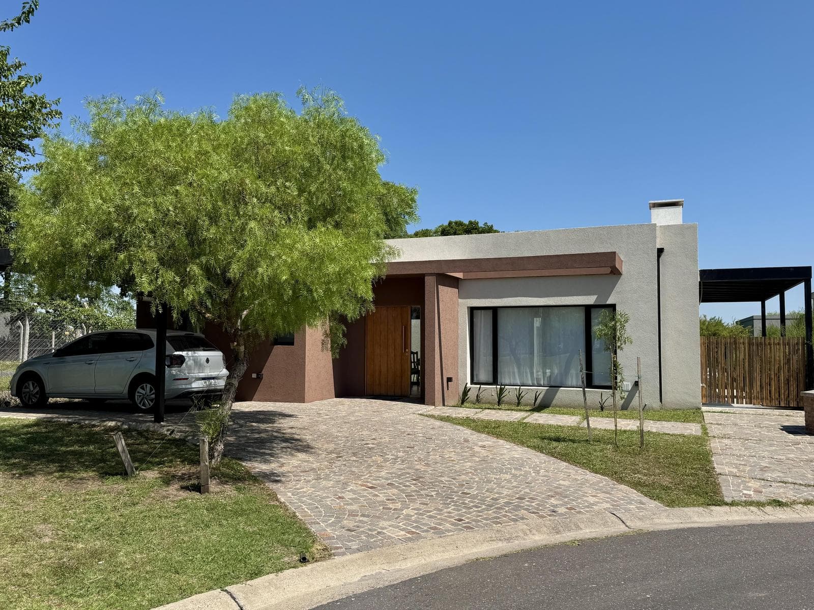 3-BEDROOM HOUSE FOR SALE WITH SWIMMING POOL IN THE SANTA ELENA NEIGHBORHOOD, PILAR DEL ESTE
