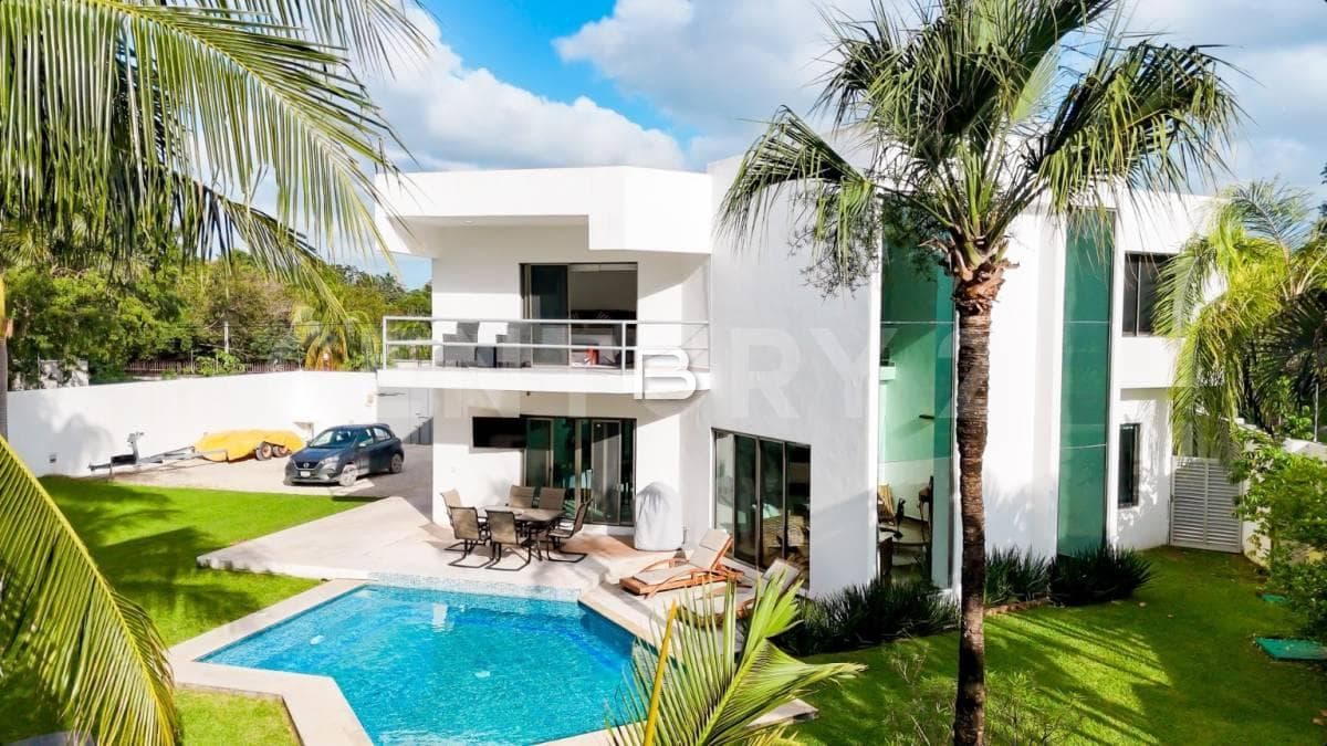 House for Sale on Colosio Avenue in Cancun