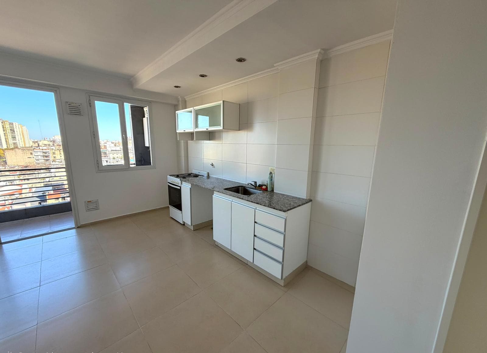 San Nicolás 2050: alquiler de impecable monoambiente + balcón