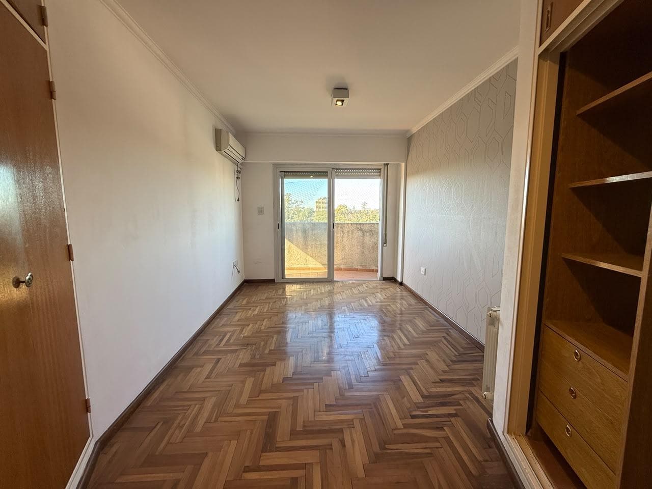 Beautiful high-floor 2-bedroom apartment with a stunning view of the park, just a few meters from Plaza España