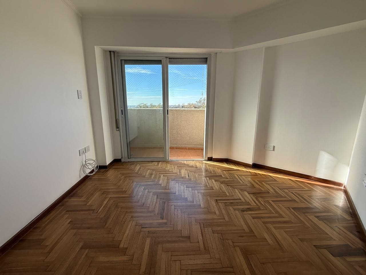Beautiful high-floor 2-bedroom apartment with a stunning view of the park, just a few meters from Plaza España