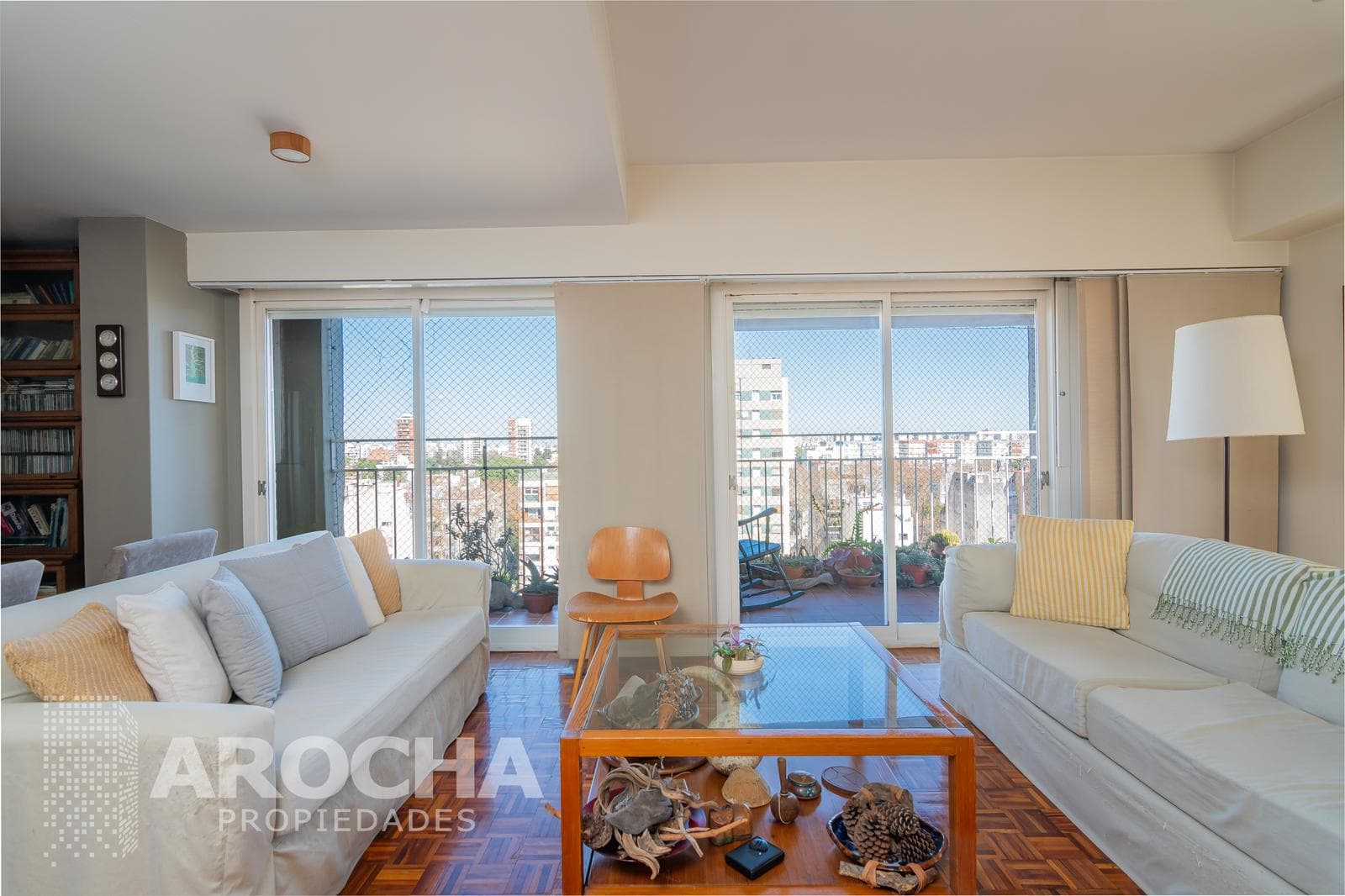 For sale: 4-room apartment with a guest room, garage, and storage room. Bright and airy in Belgrano
