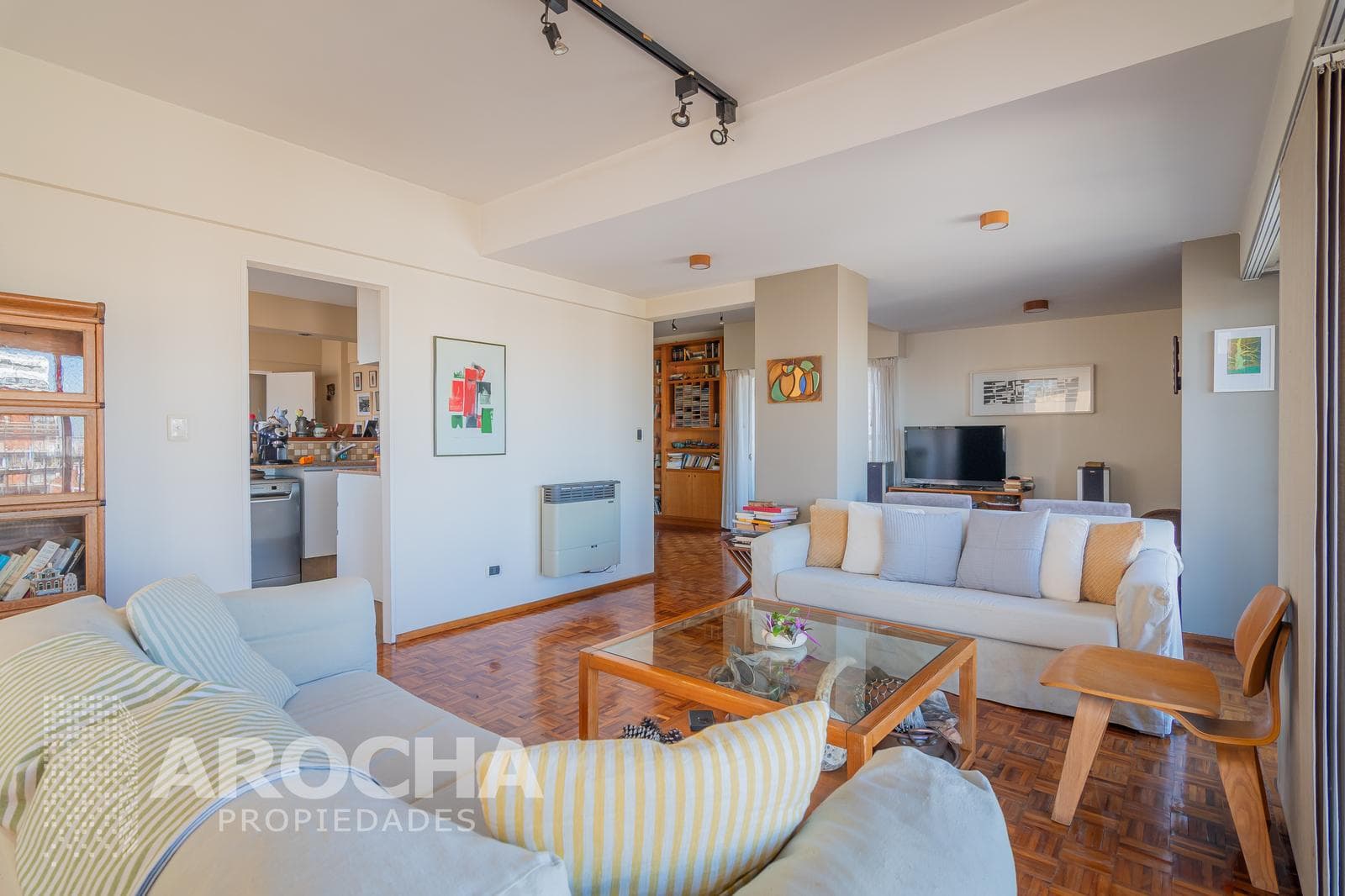 For sale: 4-room apartment with a guest room, garage, and storage room. Bright and airy in Belgrano