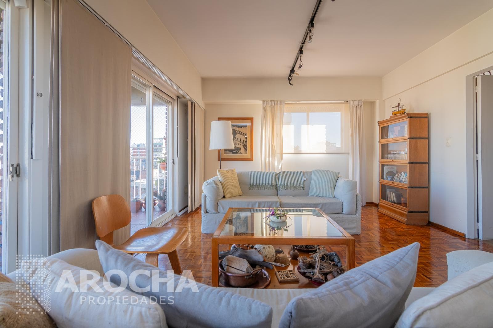 For sale: 4-room apartment with a guest room, garage, and storage room. Bright and airy in Belgrano