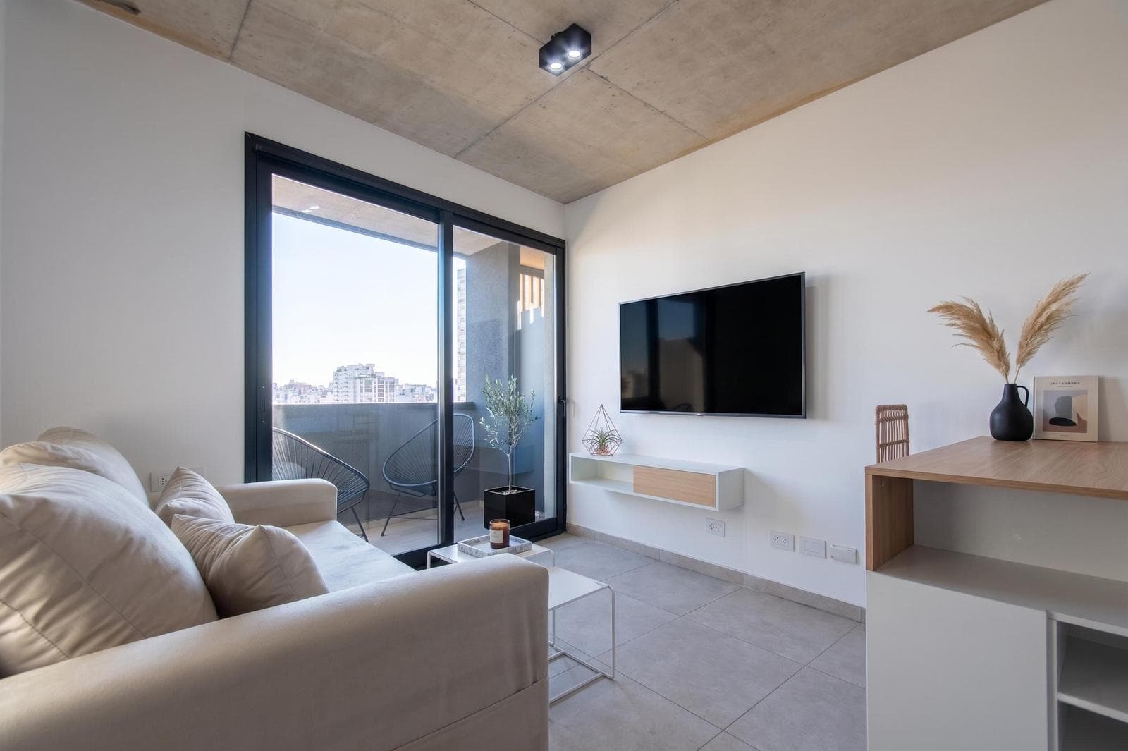 BRAND-NEW, FULLY FURNISHED STUDIO APARTMENT WITH ALL AMENITIES, 150 from Puerto Madero