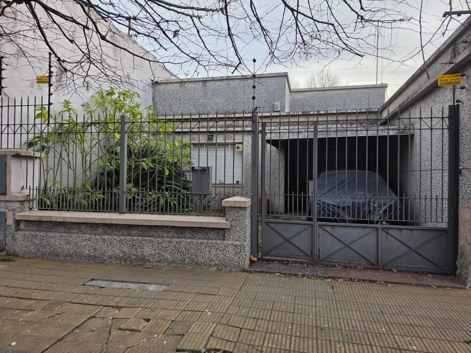 Two-Family Home in a Prime Location in Banfield Oeste
