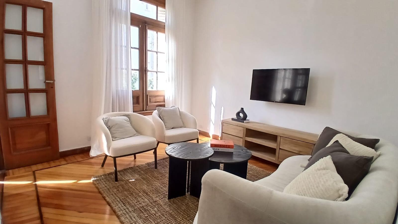 Short-term Rental: 2-Room Apartment in Recoleta with a Spacious Living/Dining Room