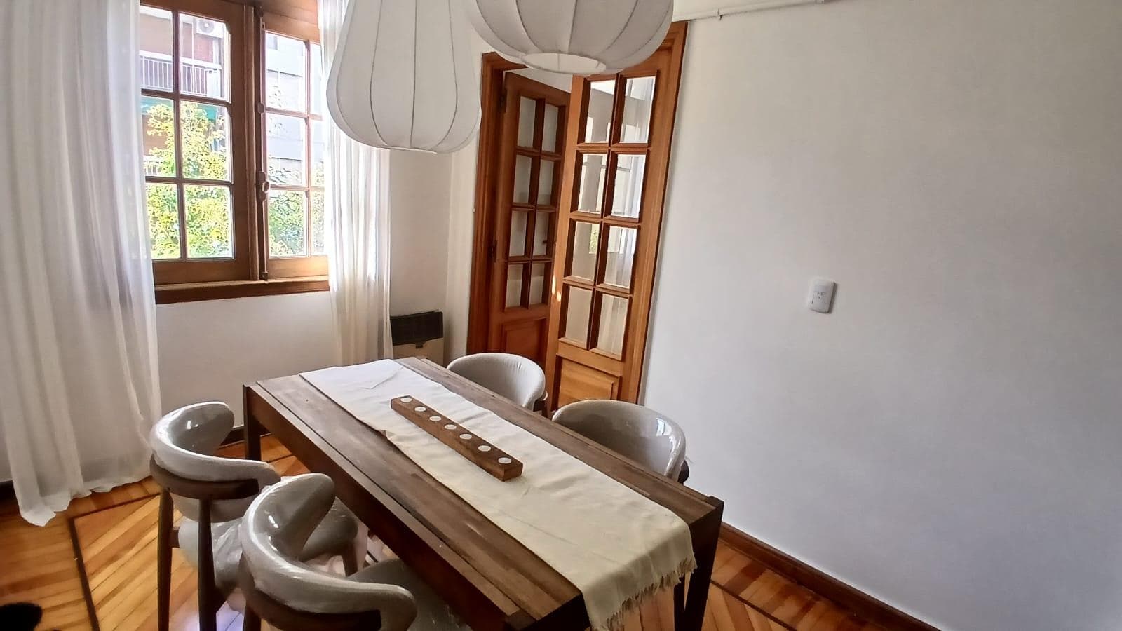 Short-term Rental: 2-Room Apartment in Recoleta with a Spacious Living/Dining Room