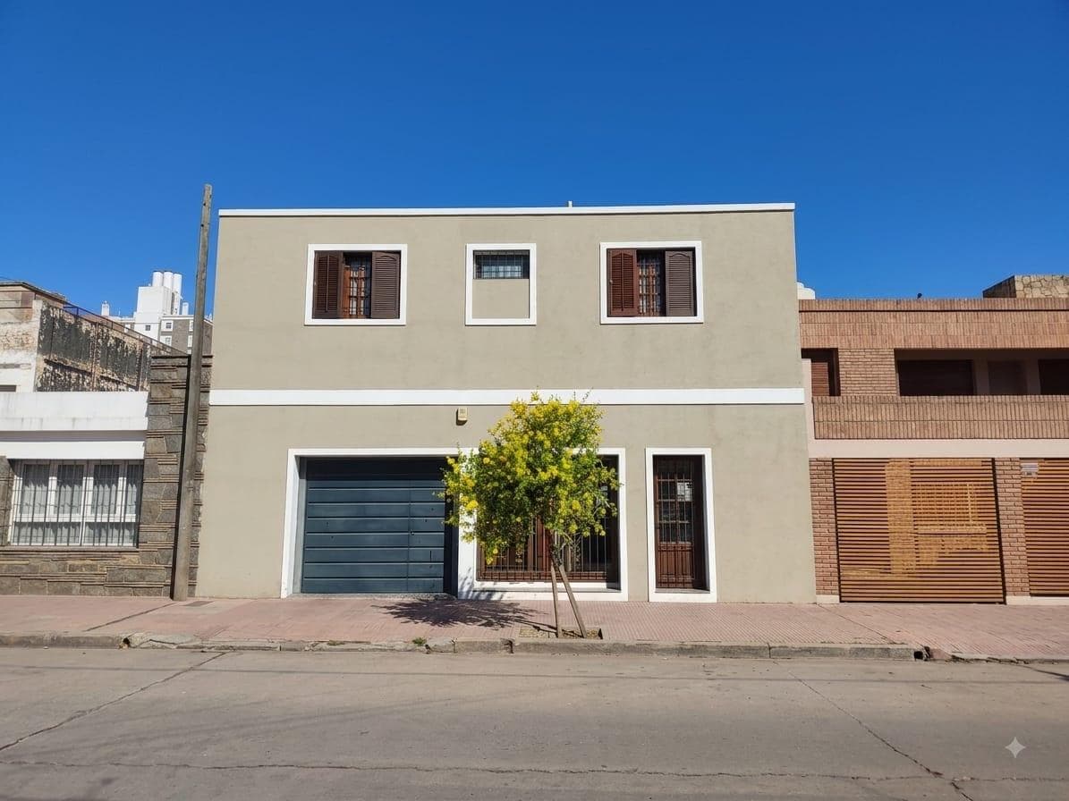 4-Bedroom House for Sale in General Paz