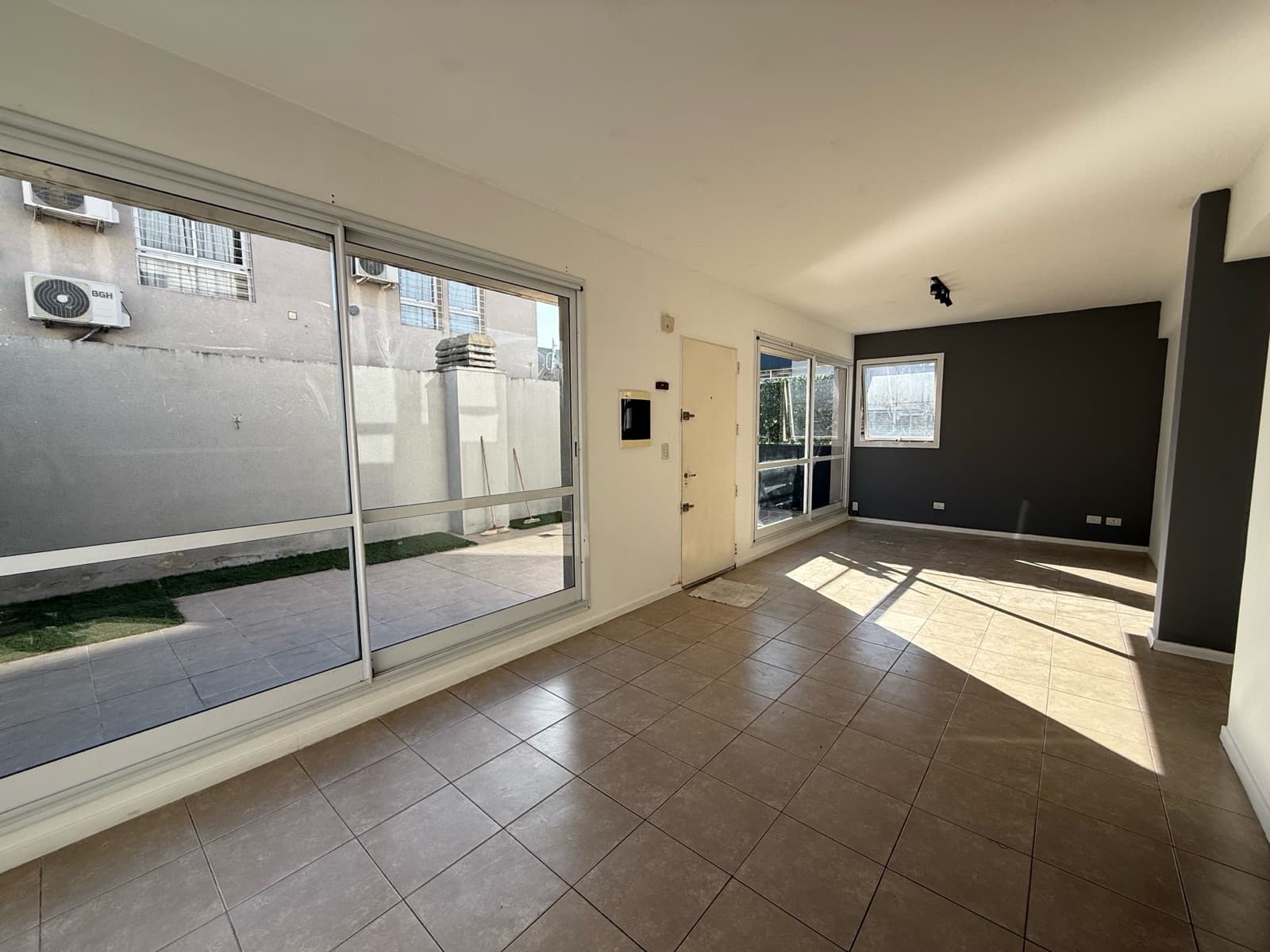3-Room Apartment with Terrace for Rent in Castelar Sur