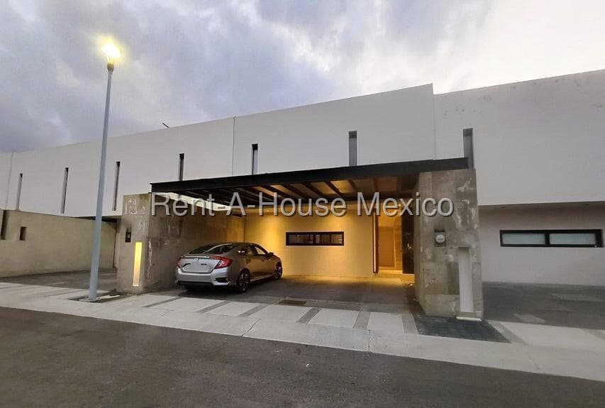 3-story house for rent with a rooftop garden and a maid's room – Zibatá, Querétaro