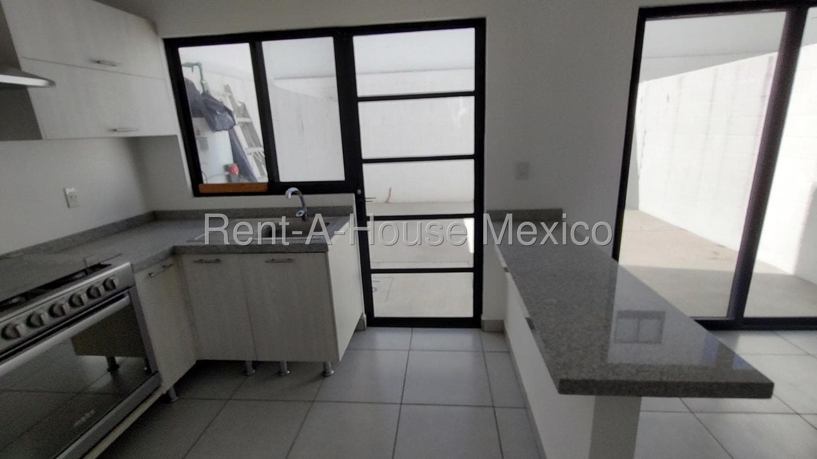 Casa en renta de 3 recámaras con amplio patio de 31 m² y calentador solar – Zakia, Querétaro