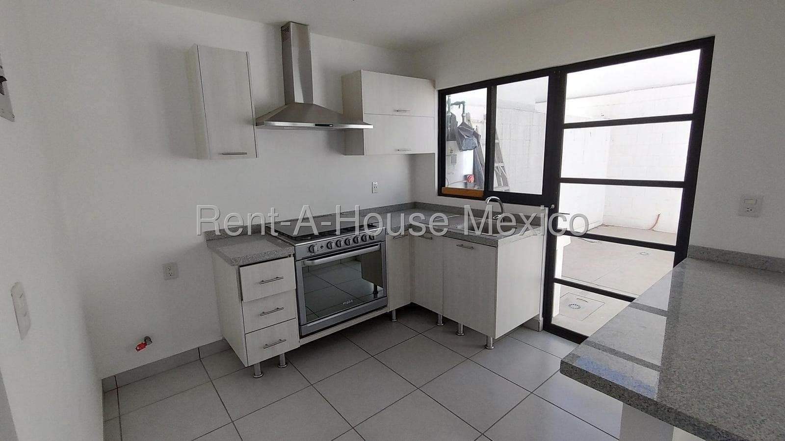 Casa en renta de 3 recámaras con amplio patio de 31 m² y calentador solar – Zakia, Querétaro