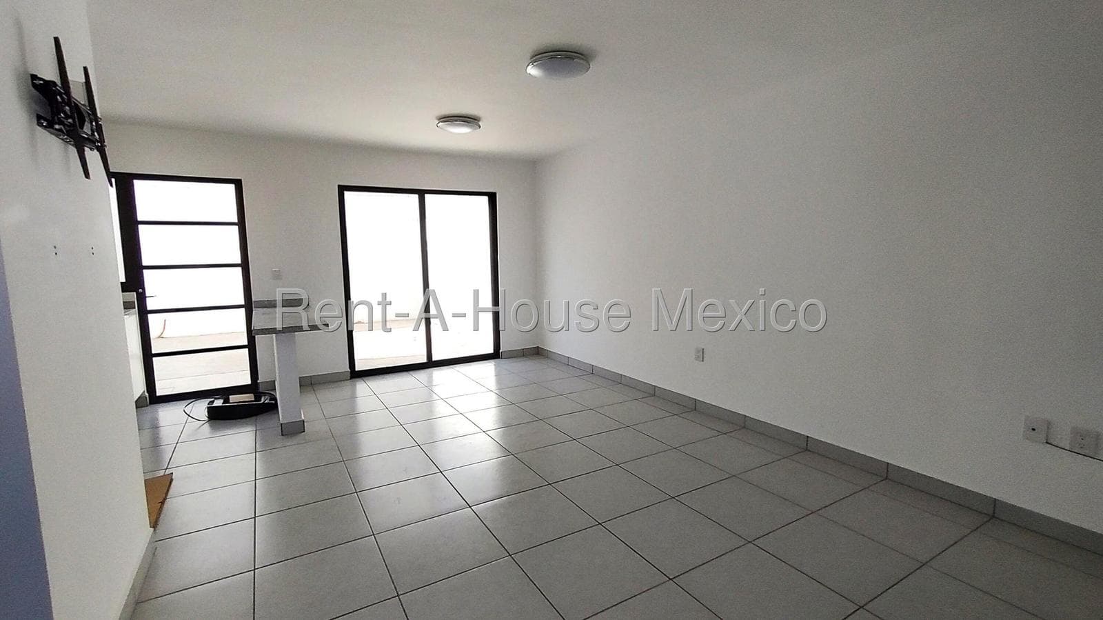 Casa en renta de 3 recámaras con amplio patio de 31 m² y calentador solar – Zakia, Querétaro