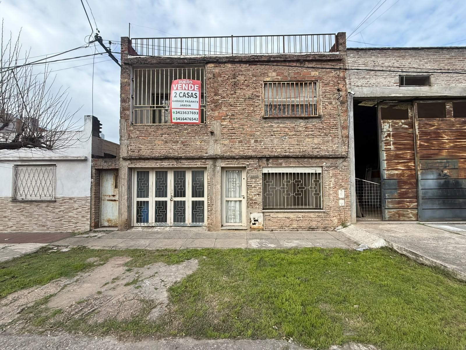 FOR SALE - 3-bedroom house on the street side 2-bedroom house at the back - Alvear, Rosario.