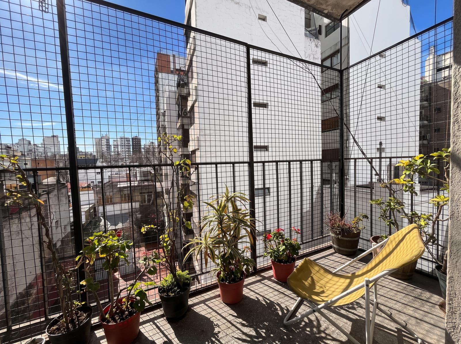FOR SALE IN ALMAGRO: 4-ROOM APARTMENT—IDEAL FOR RENOVATION
