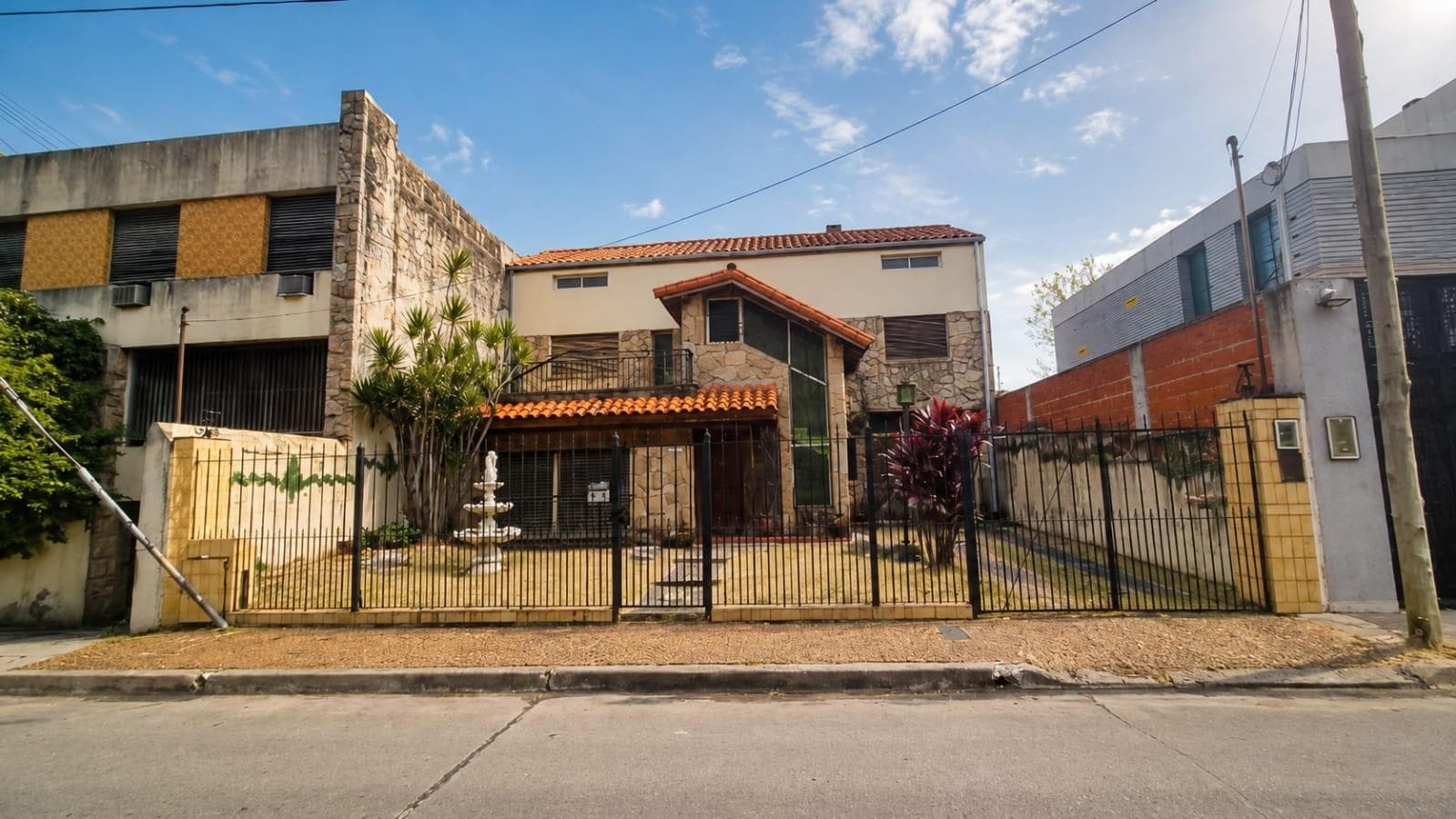 House for Sale in Need of Renovation in Morón