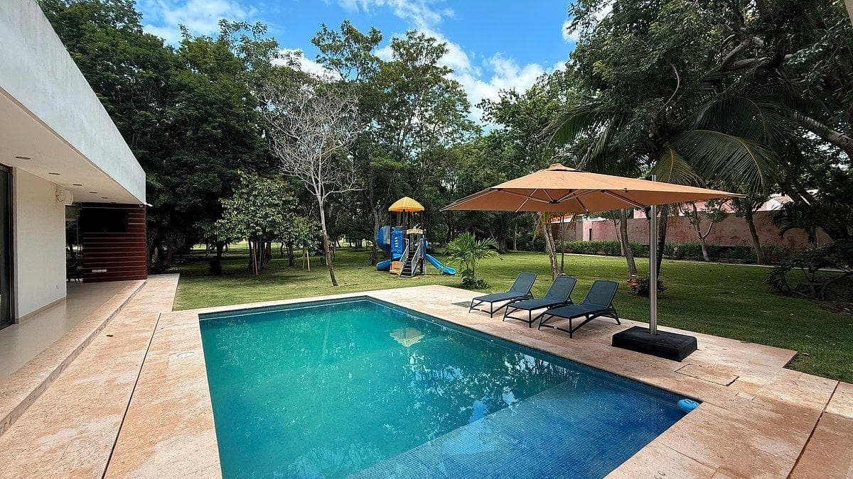 Hermosa Residencia Amueblada Frente al Campo de Golf La Ceiba con Paneles Solares y Planta de Luz