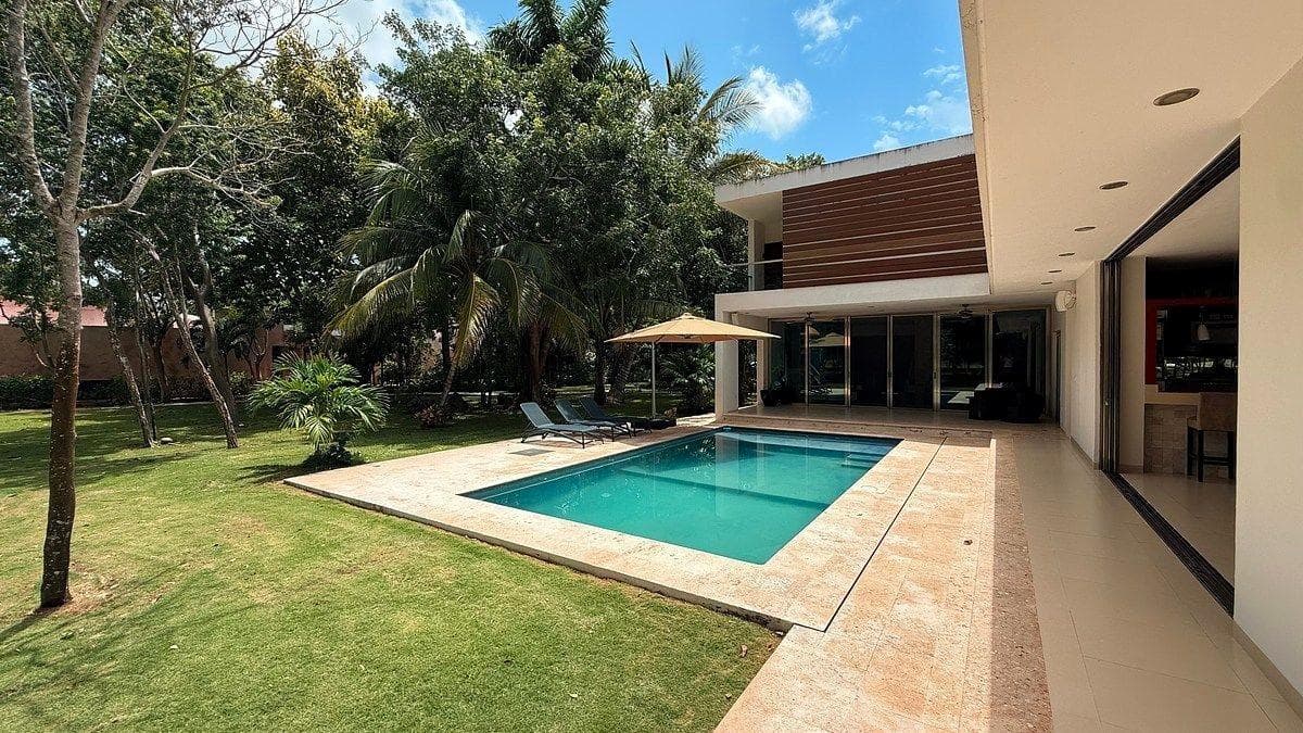 Hermosa Residencia Amueblada Frente al Campo de Golf La Ceiba con Paneles Solares y Planta de Luz