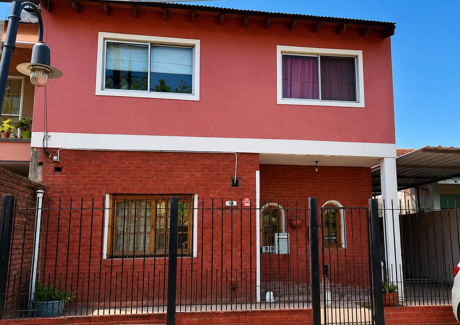 House for sale in El Talar, 5 rooms with a garden and a pool.