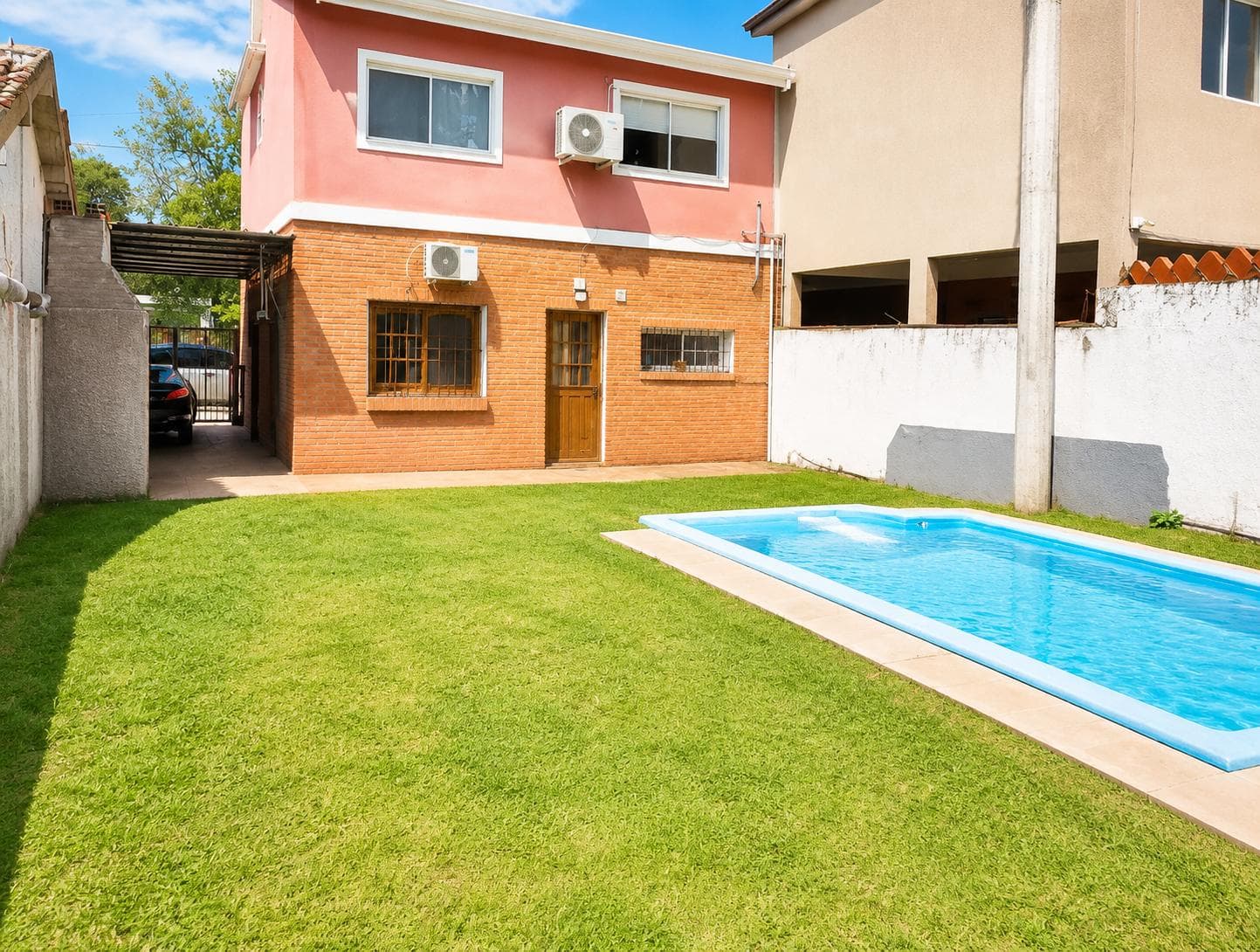 House for sale in El Talar, 5 rooms with a garden and a pool.