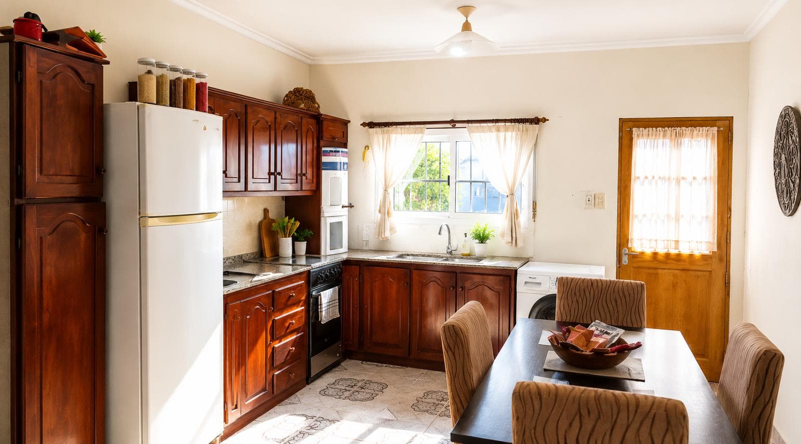 House for sale in El Talar, 5 rooms with a garden and a pool.