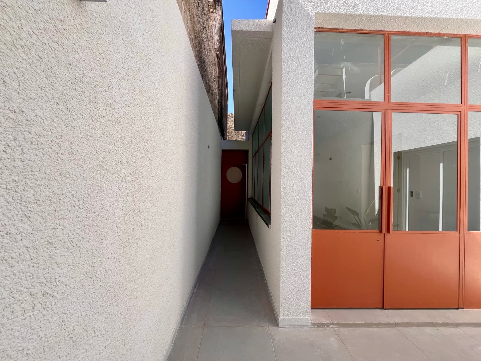 For Sale - 2-bedroom house with an interior hallway, a green courtyard, and a terrace with a grill. Echesortu