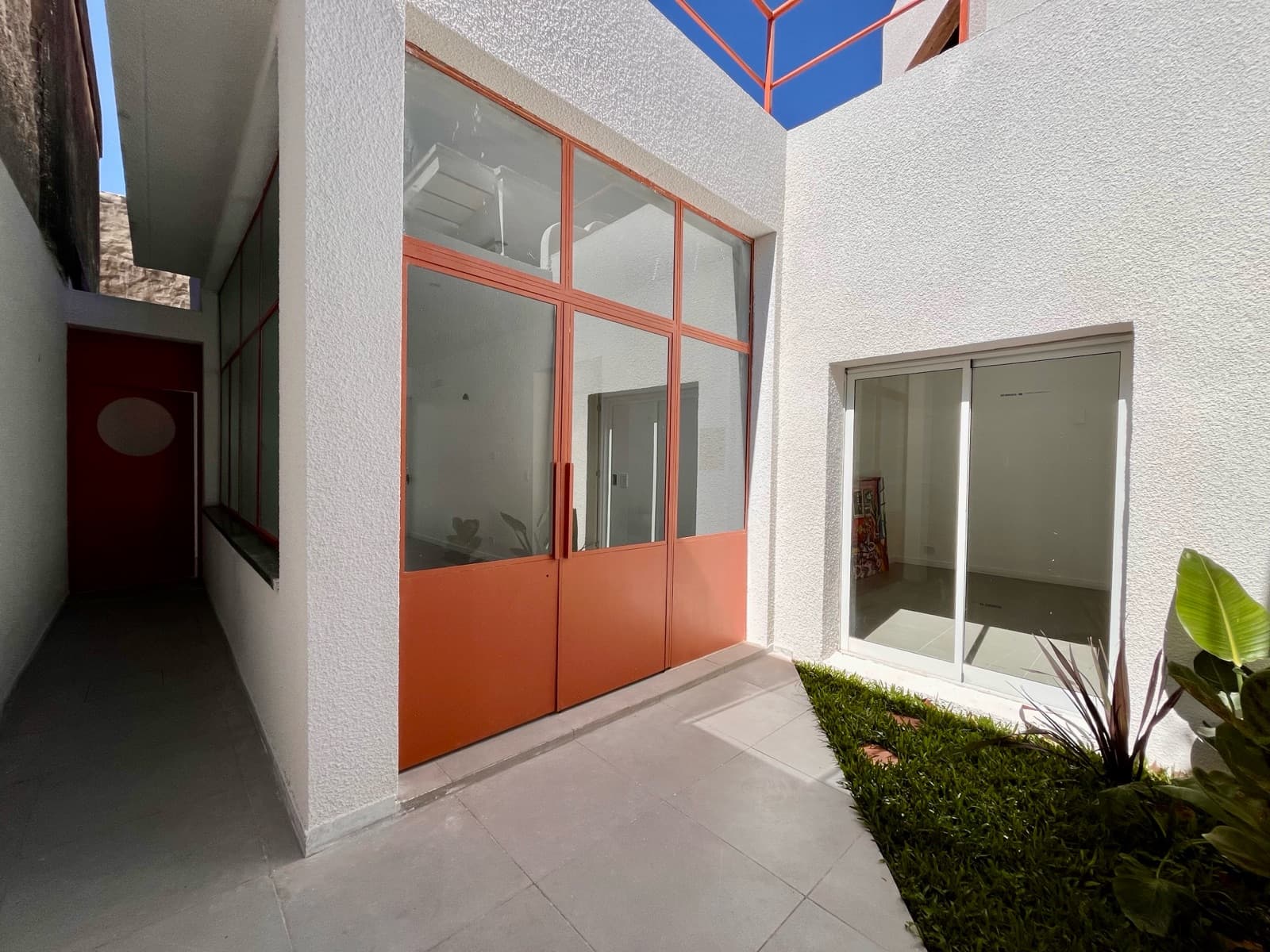 For Sale - 2-bedroom house with an interior hallway, a green courtyard, and a terrace with a grill. Echesortu