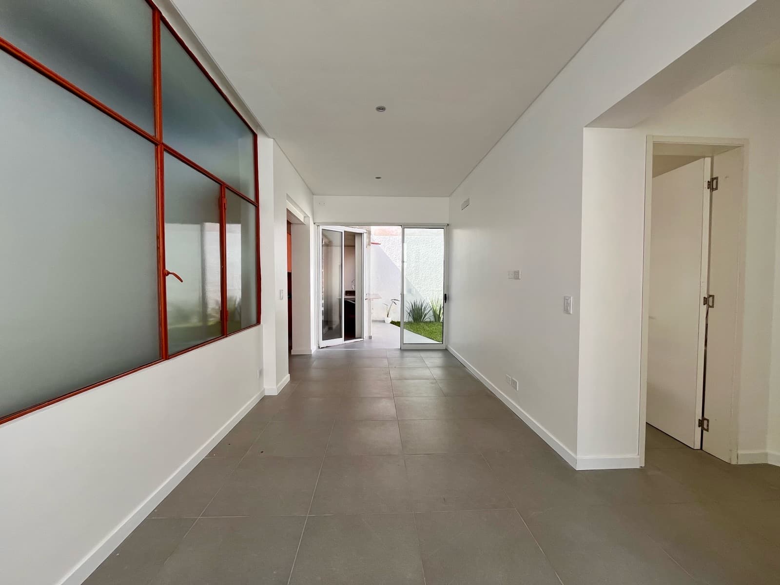 Casa interna de pasillo 2 dormitorios con Patio Verde y terraza con parrilla. Echesortu