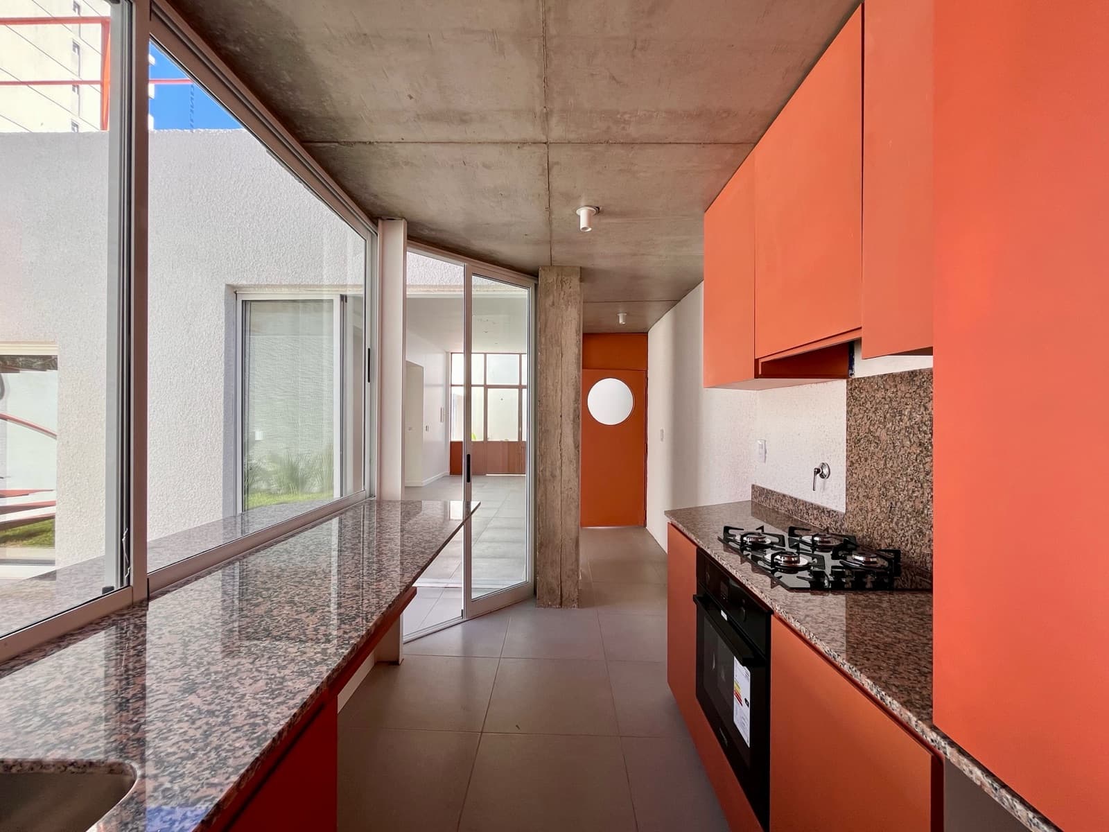 For Sale - 2-bedroom house with an interior hallway, a green courtyard, and a terrace with a grill. Echesortu